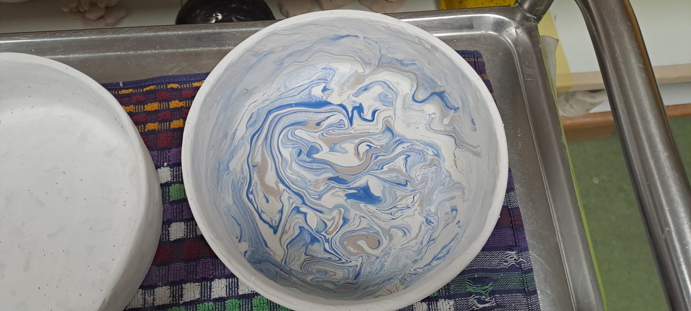 Keramiknapf mit Streifenmuster